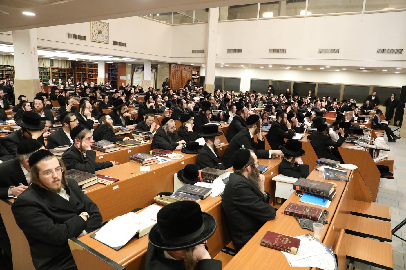 נדבורנה: החסידים למדו ברציפות וקיבלו מהרבי בקבוק יין