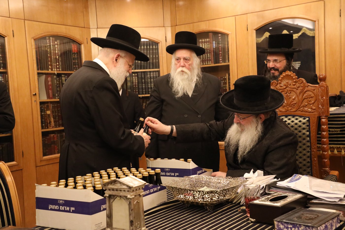 נדבורנה: החסידים למדו ברציפות וקיבלו מהרבי בקבוק יין