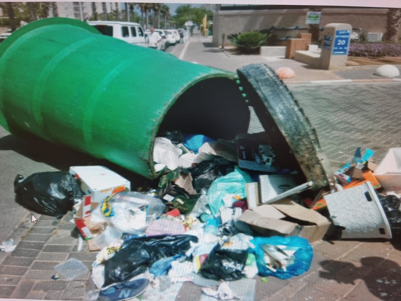 תושב אשדוד נפל לתוך פח אשפה מוטמן