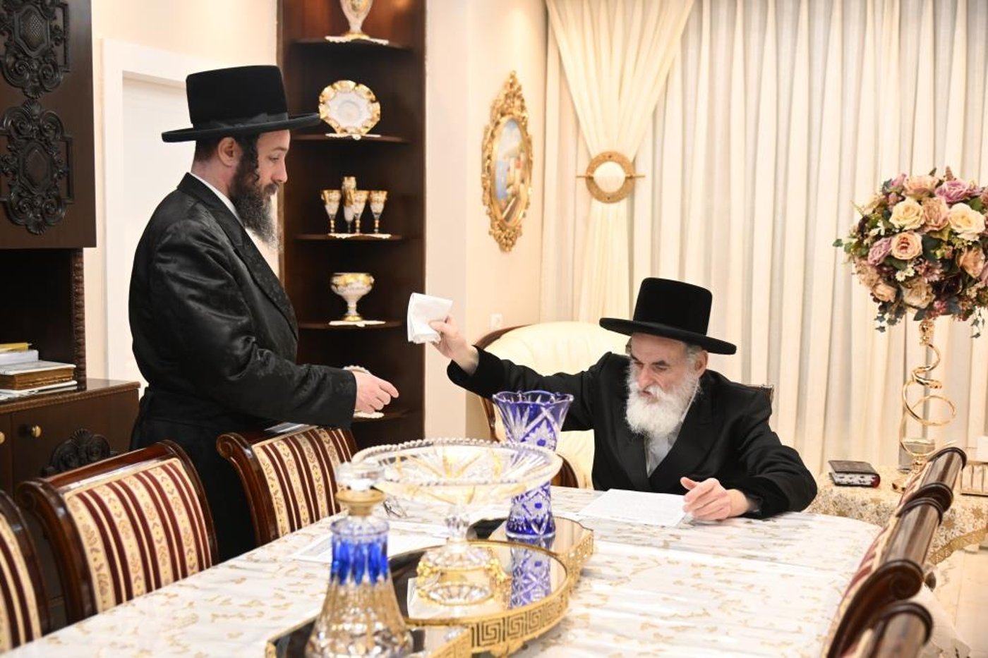 הרבי למד עם הבחור היתום: מראות חג הפסח בויז'ניץ