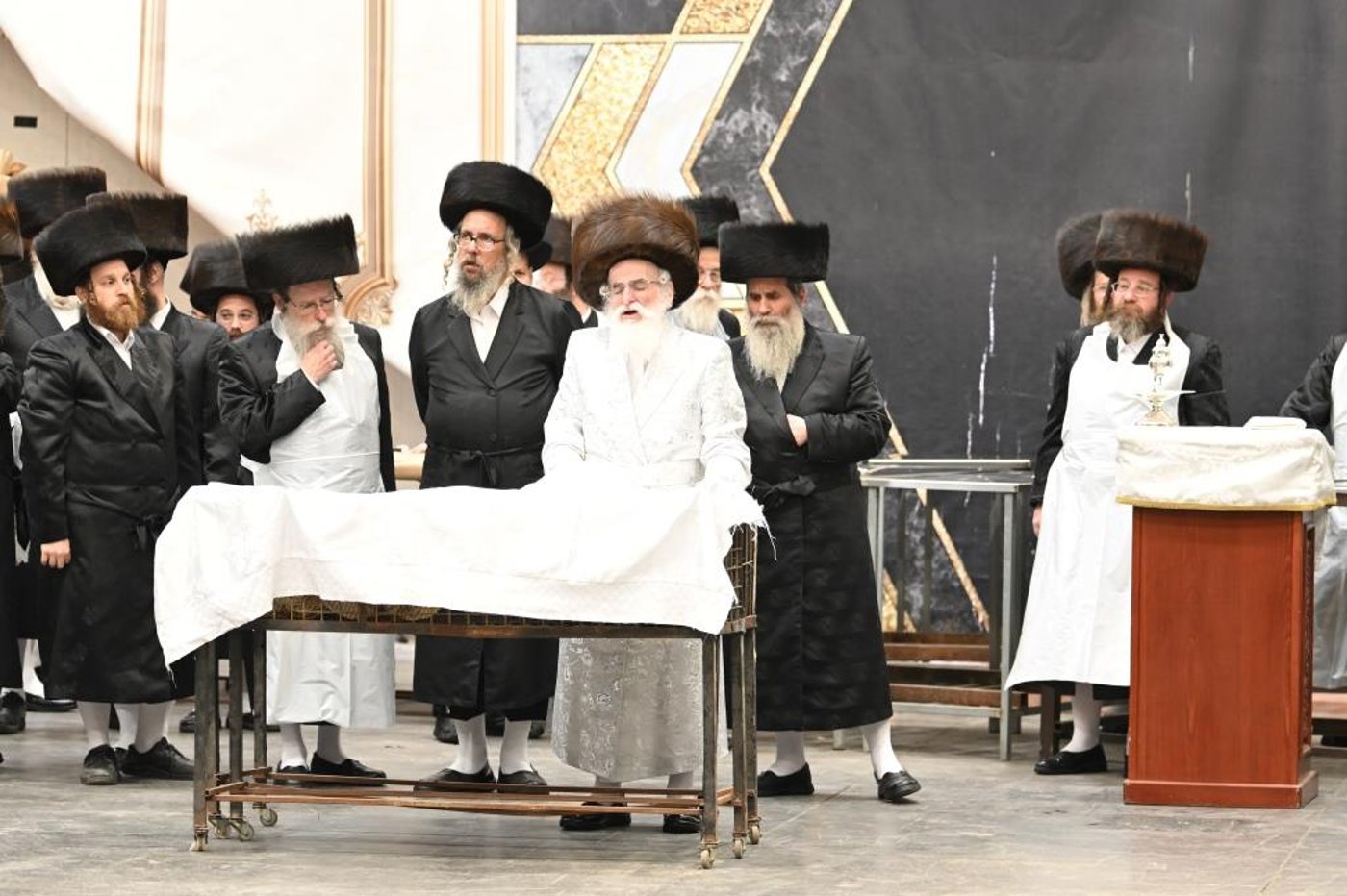 הרבי למד עם הבחור היתום: מראות חג הפסח בויז'ניץ