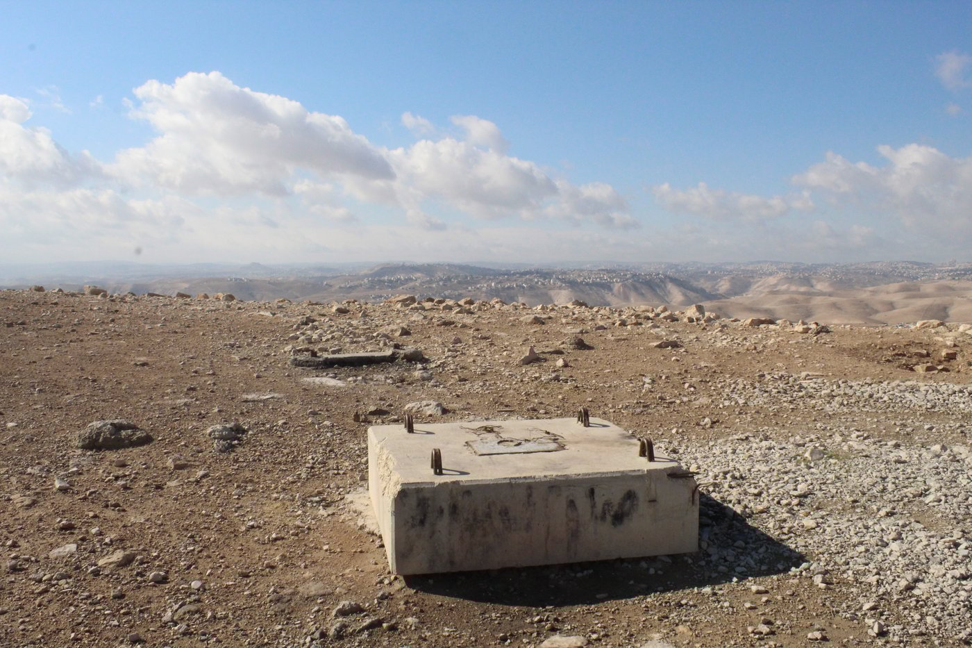 שרידי מתקני חיפוש נפט בפסגת הר מונטאר – 'צוק עזאזל'