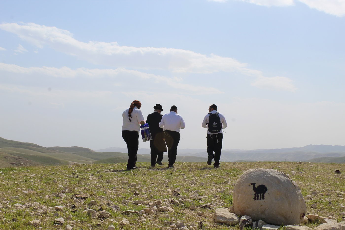 כותב השורות וחבריו מטיילים בקרבת 'חוות צאן קדר'