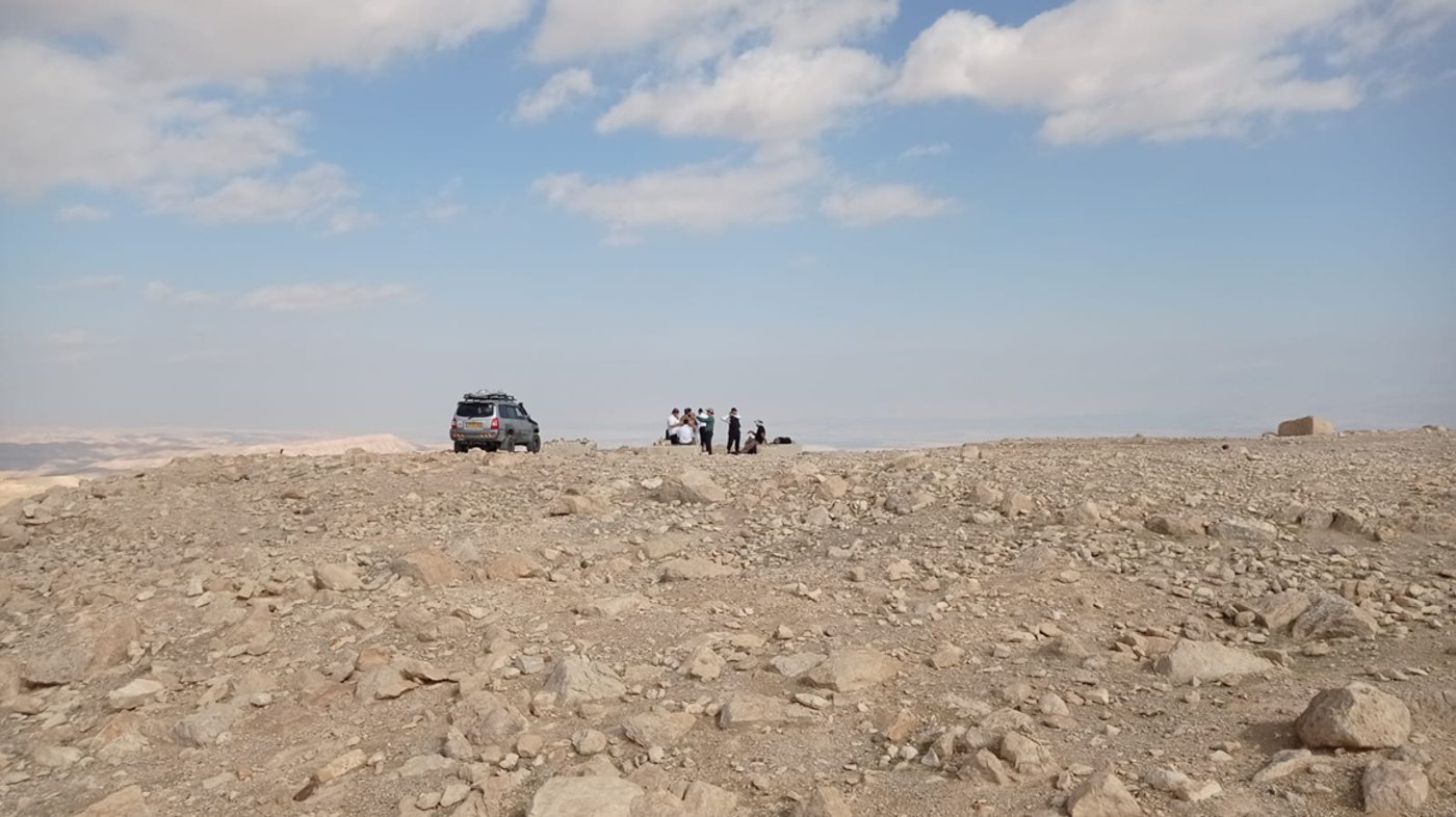 כותב השורות וחברי קבוצת 'דיונים תורנים היסטוריים' בדרך להר מונטאר –'צוק עזאזל'
