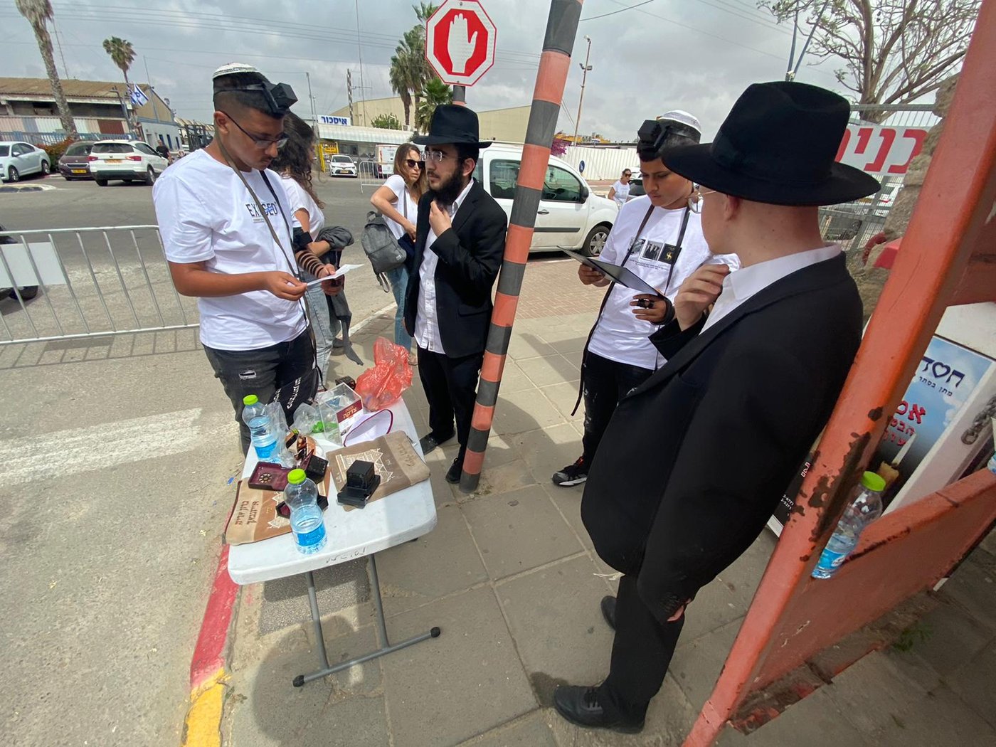 תיעוד מרגש: בני המשפחות השכולות וחיילי צה"ל מניחים תפילין לזכרם של הקדושים