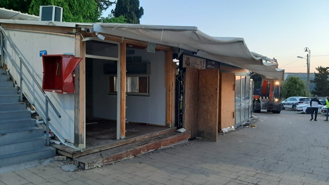 מתחם החנויות הסמוך לציון הרשב"י - נהרס