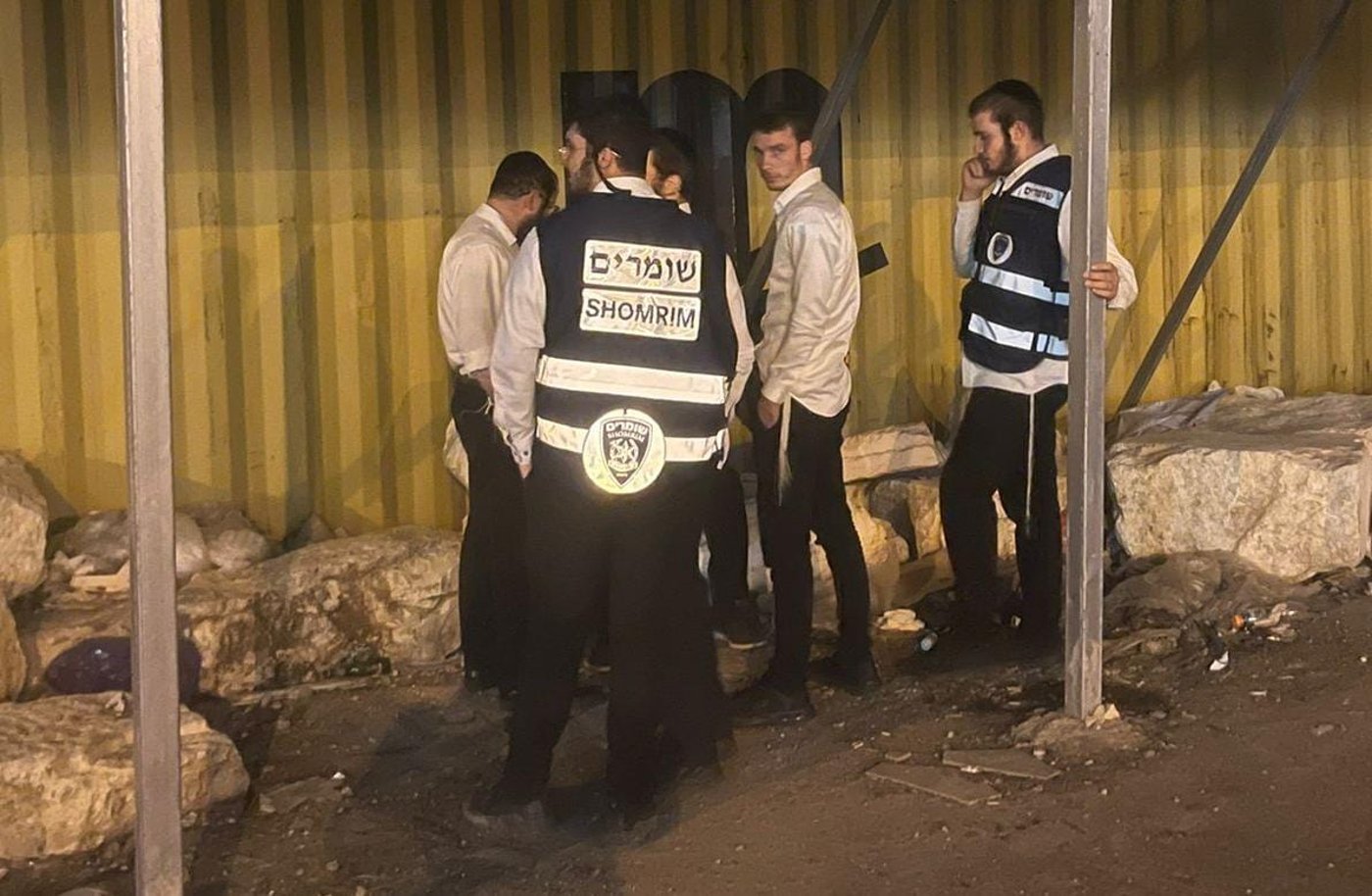 תלש עשרות מזוזות מפתחי חנויות ונתפס על חם