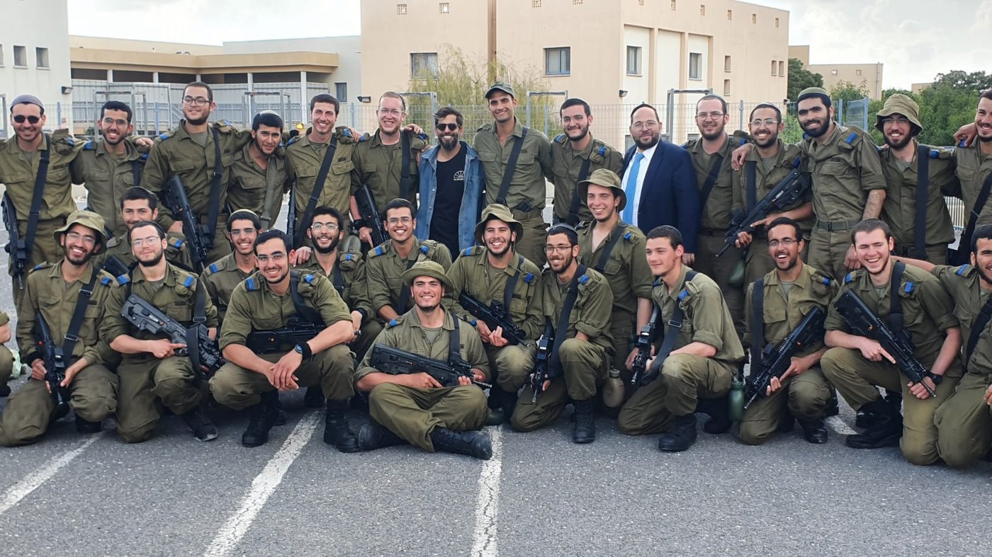 עם חיילי צה"ל בב"ח גולני ברגבים