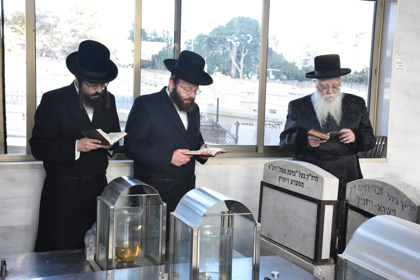 לרגל ה'יארצייט': האדמו"ר משאץ עלה לציון אביו