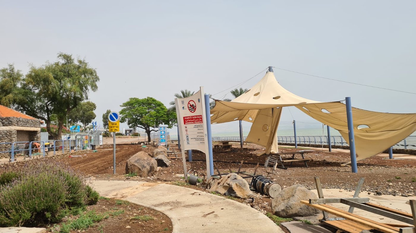 סופה קשה בטבריה: עצים קרסו, החופים נסגרו