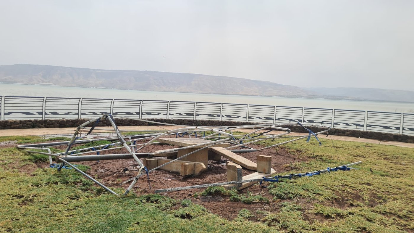 סופה קשה בטבריה: עצים קרסו, החופים נסגרו