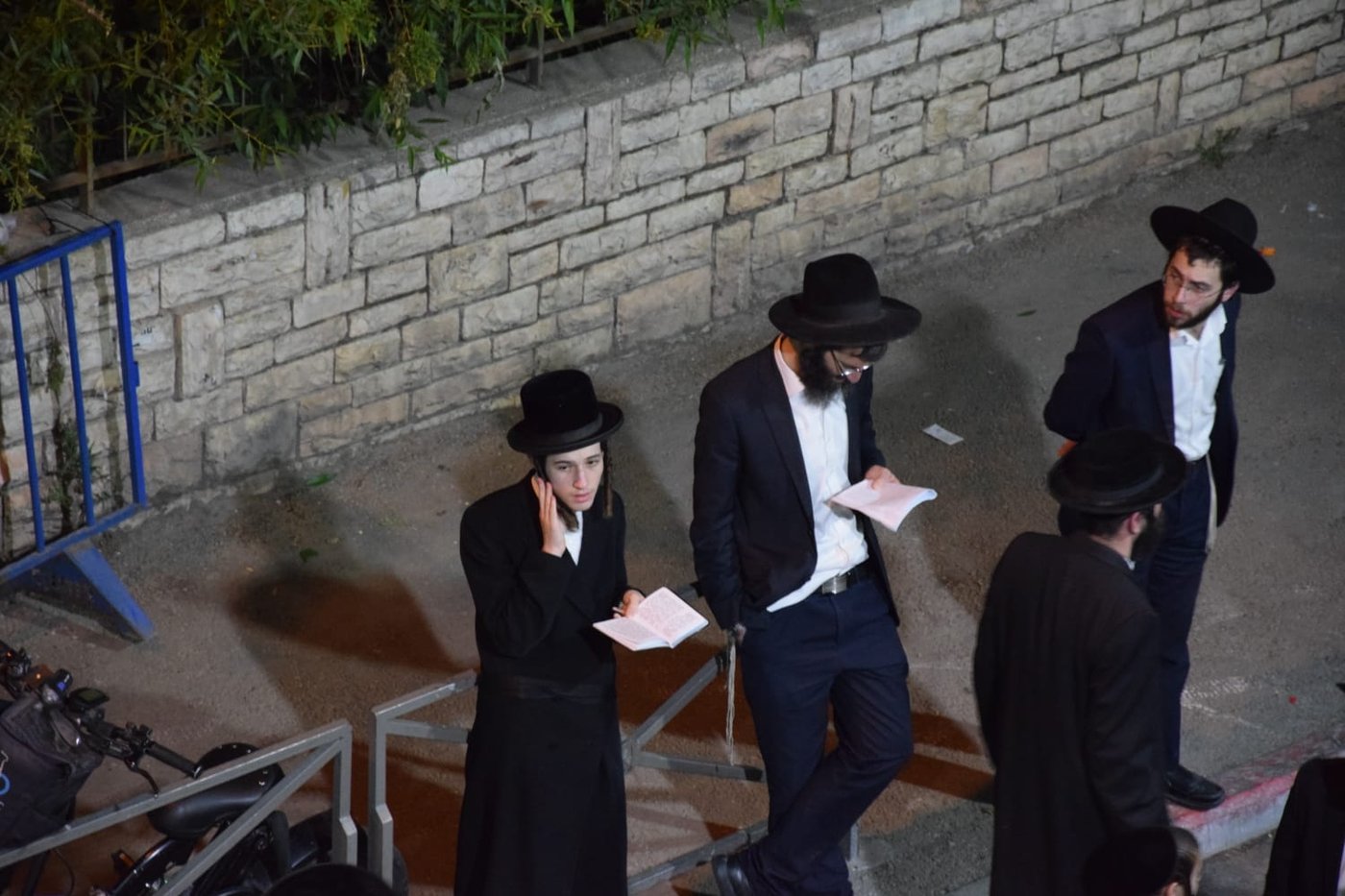 בראשות האדמו"ר: אלפים בהדלקה בתולדות אהרן