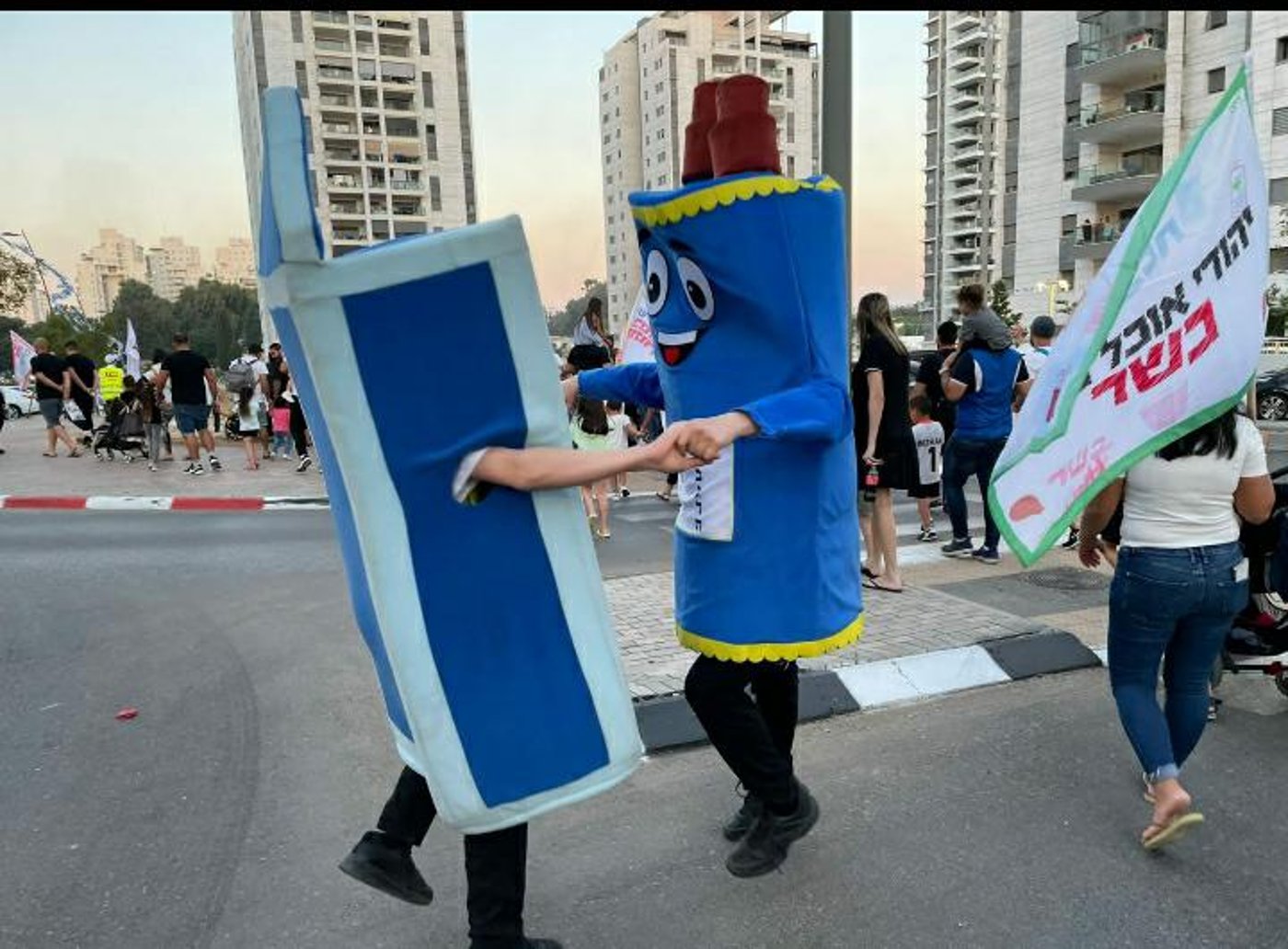 אלפי ילדי אלעד צעדו בתהלוכת ענק סמוך למקום הטבח המחריד