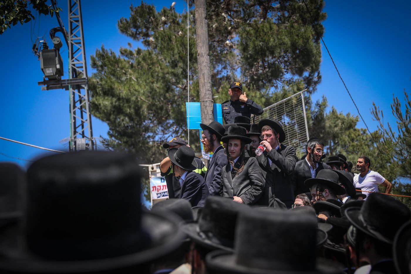 העולים, הציון, המשטרה והעימותים הקשים