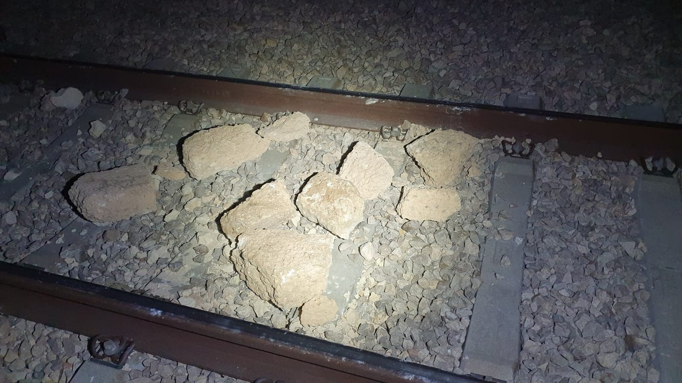 אבנים על המסילה, ארכיון
