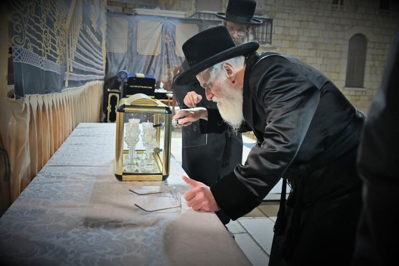 חסידי ויז'ניץ הגיעו להתפלל בכותל המערבי ובמירון