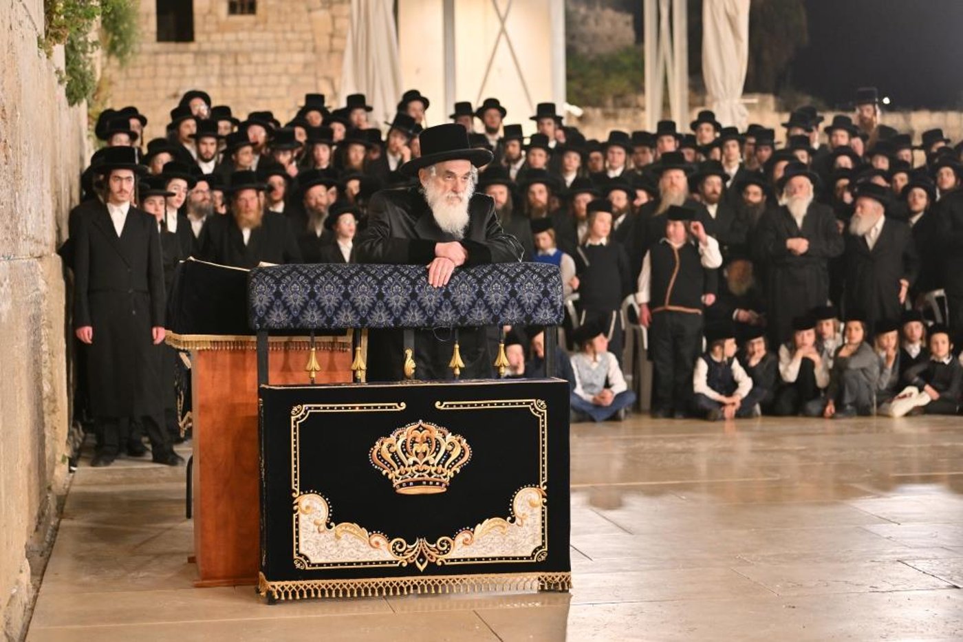 חסידי ויז'ניץ הגיעו להתפלל בכותל המערבי ובמירון