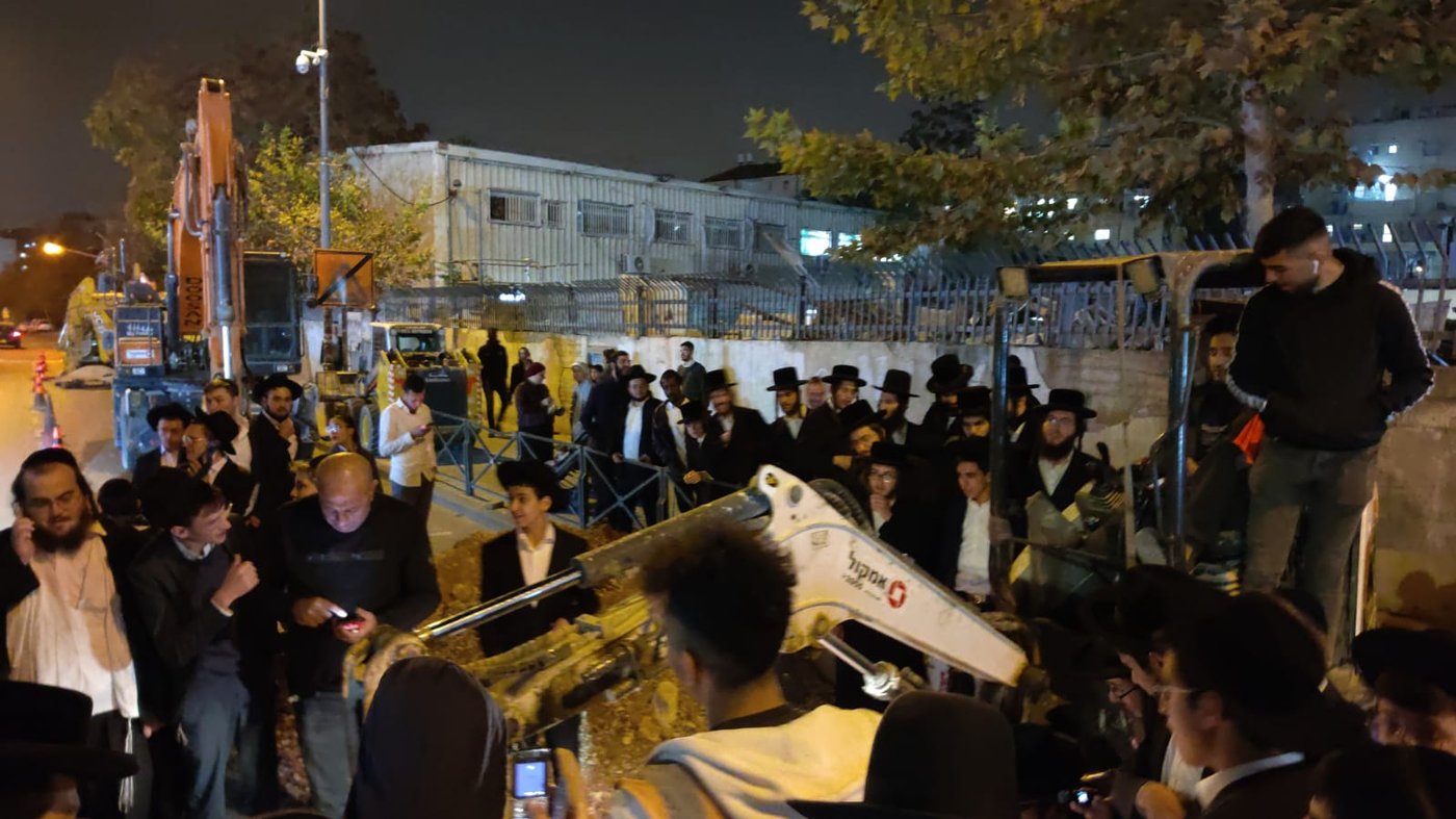 שבו להפגין: עשרות מתפרעים במחאה כנגד הרכבת הקלה