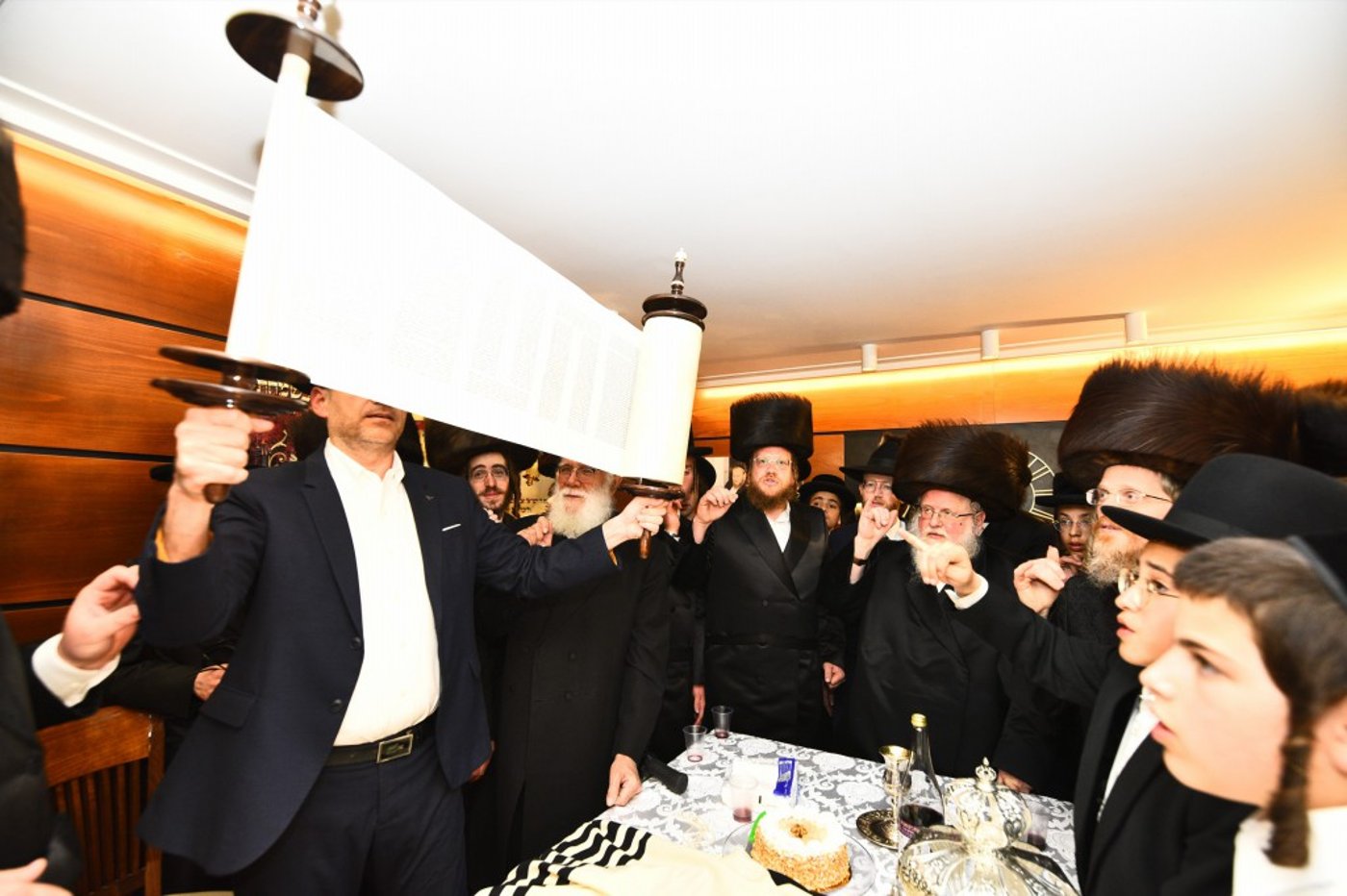 לזכרו של איש החסד: בסאסוב הכנסו ספר תורה חדש