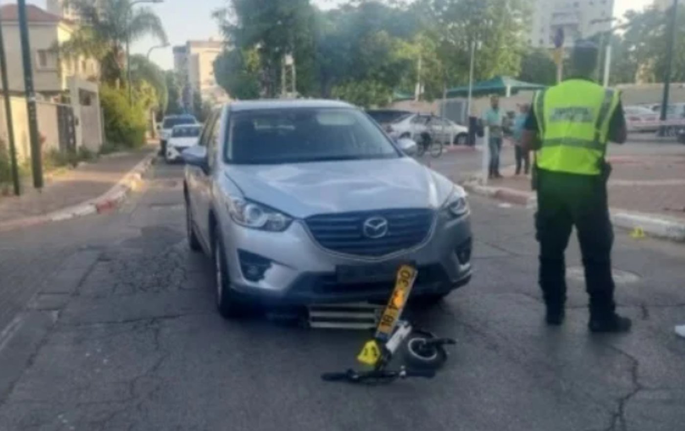 רכב נתקע באוצמה ברוכב אופניים חשמליים