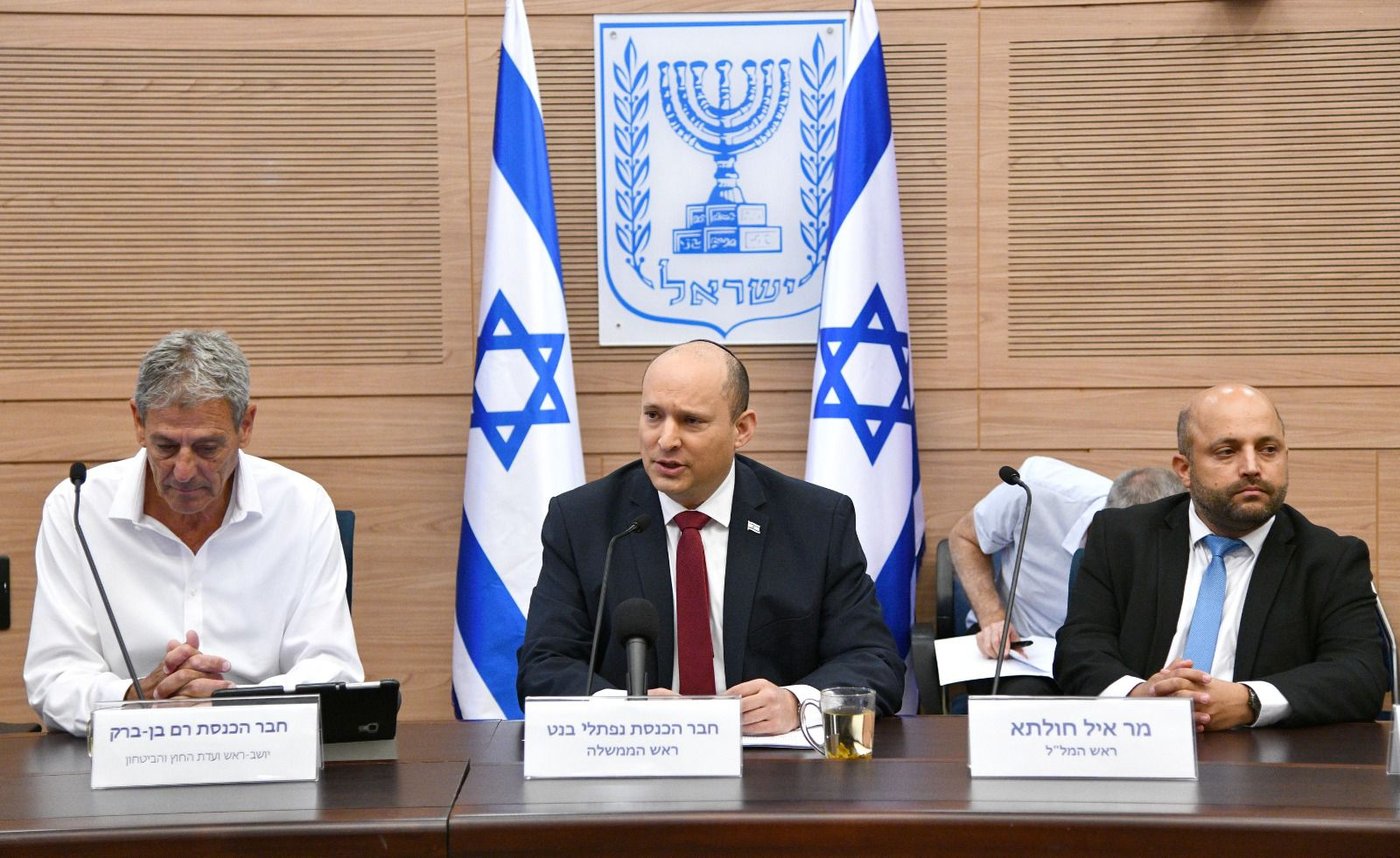 רה"מ בנט, יו"ר ועדת החוץ והביטחון בן ברק וראש המל"ל חולתא בדיון בכנסת השבוע