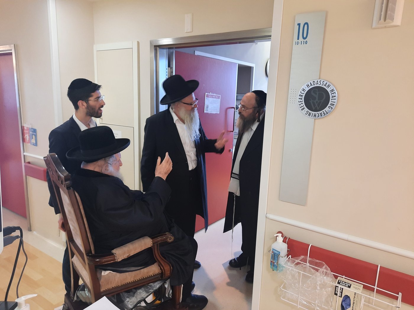 ראב"ד העדה החרדית שוחרר מבית החולים - והלך לבקר בחדרו של הגאב"ד