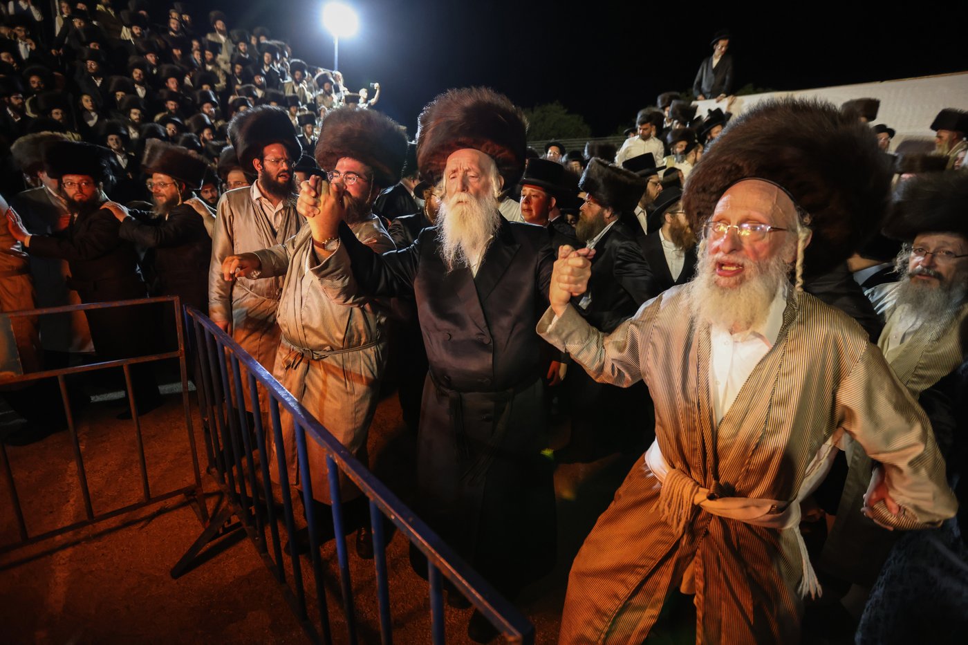 בחודש סיון: הרבי מלעלוב בהדלקה במירון