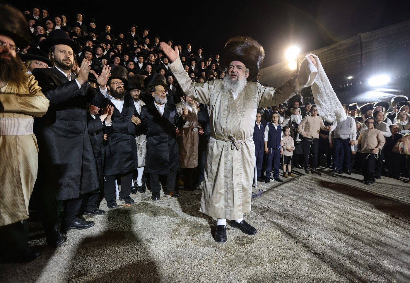 בחודש סיון: הרבי מלעלוב בהדלקה במירון