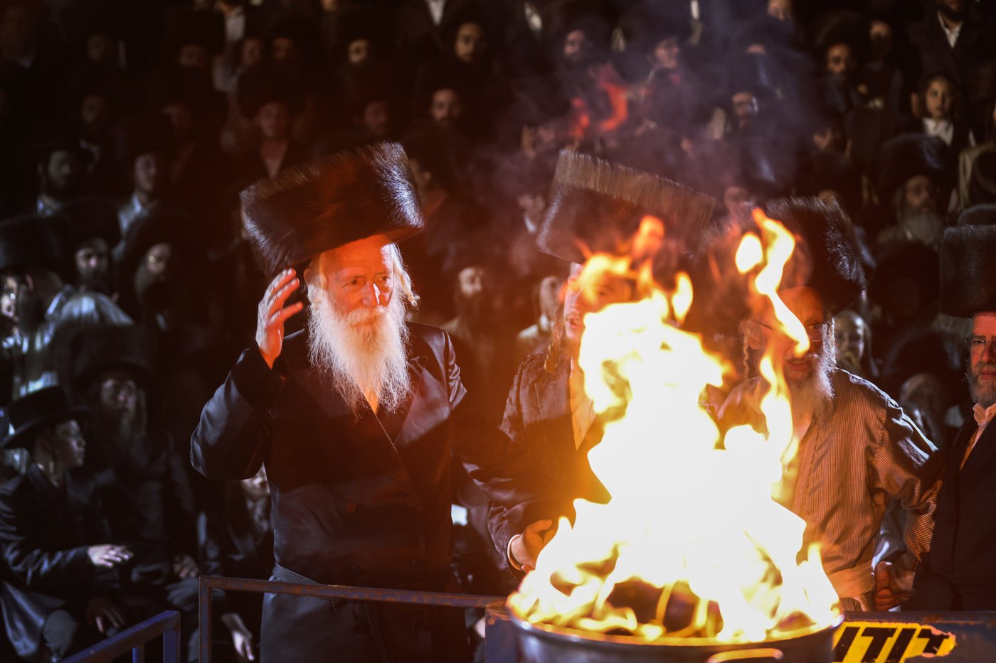 בחודש סיון: הרבי מלעלוב בהדלקה במירון
