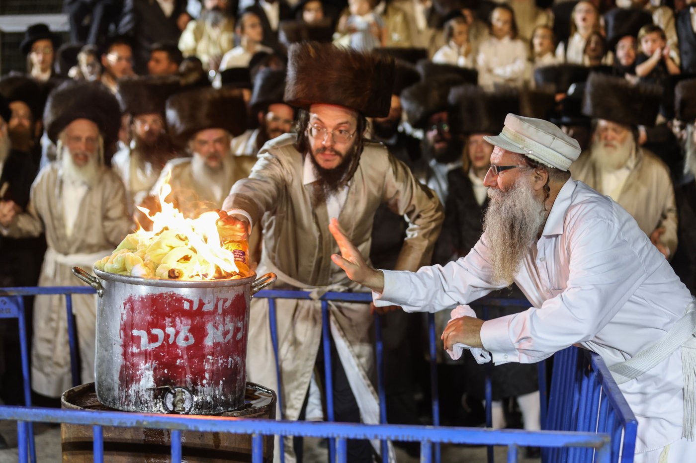 בחודש סיון: הרבי מלעלוב בהדלקה במירון