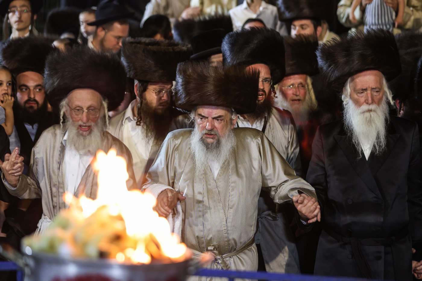 בחודש סיון: הרבי מלעלוב בהדלקה במירון