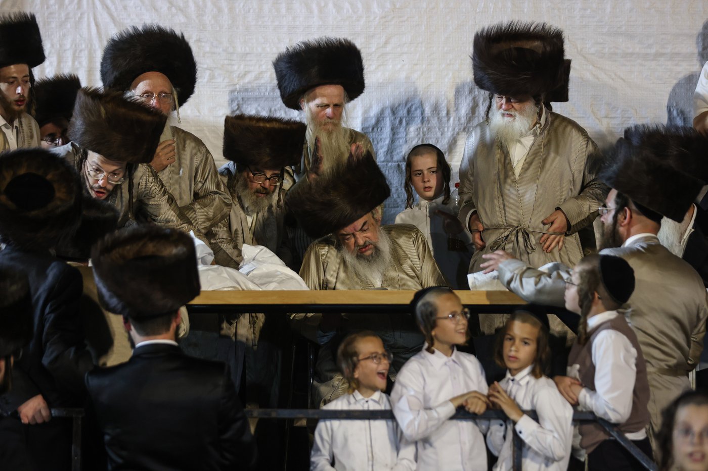 בחודש סיון: הרבי מלעלוב בהדלקה במירון