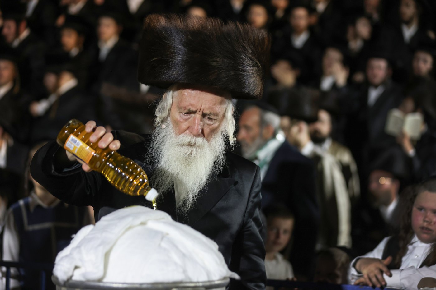 בחודש סיון: הרבי מלעלוב בהדלקה במירון