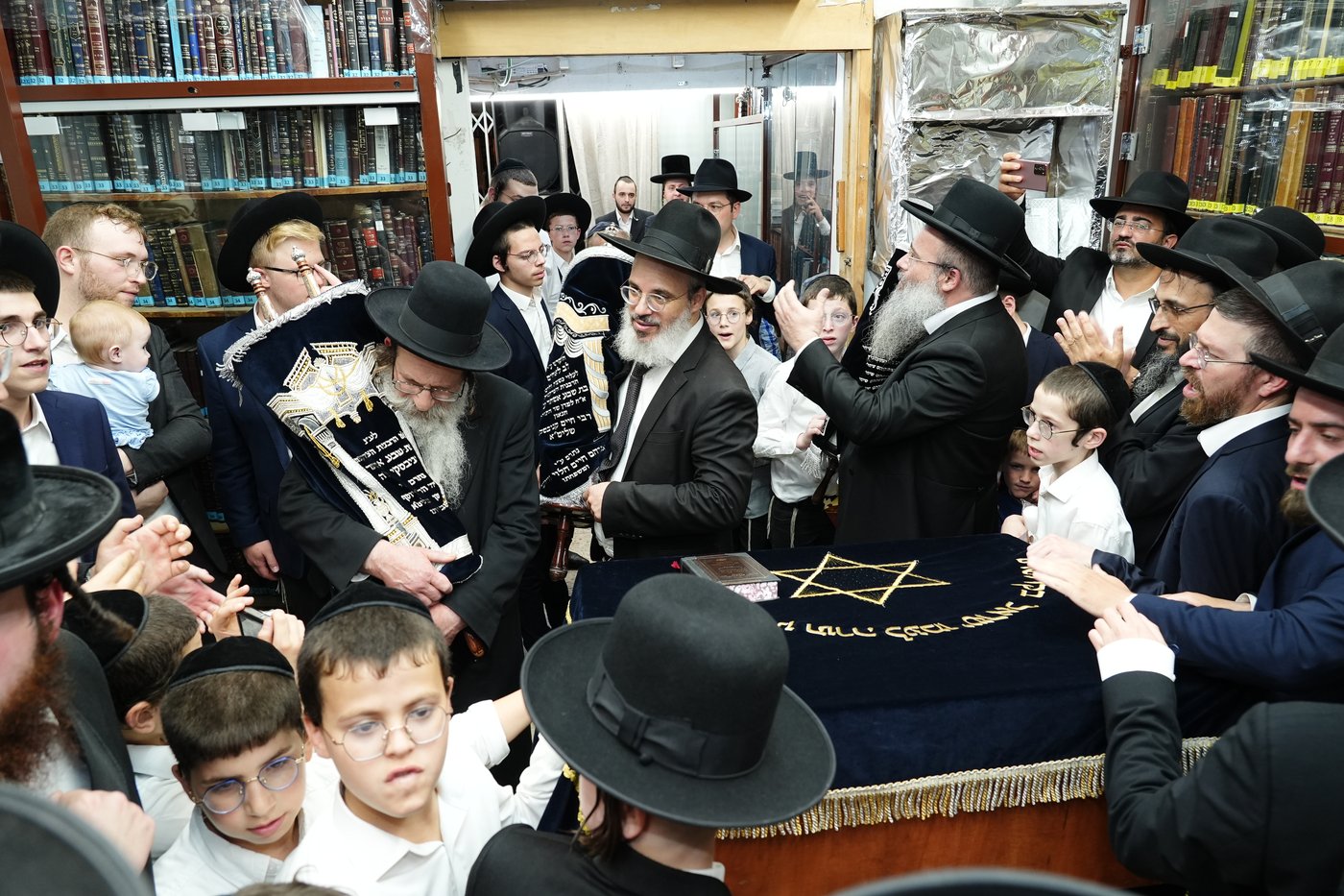 מוסדות 'דרך אמונה' הכניסו את ספר התורה לחדרו של מרן זיע"א
