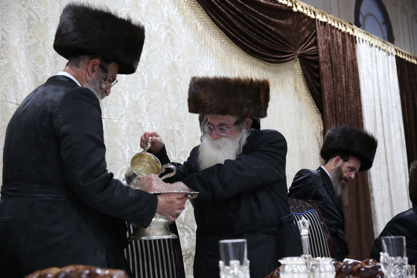 תיעוד: בנדבורנה חגגו את נישואי נכדת האדמו"ר