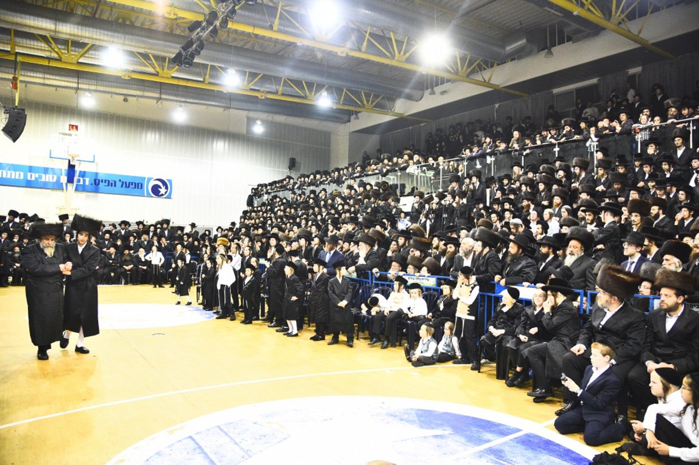 שמחת החתונה לנכדי האדמו"רים מאמשינוב ופרמישלאן; צפו