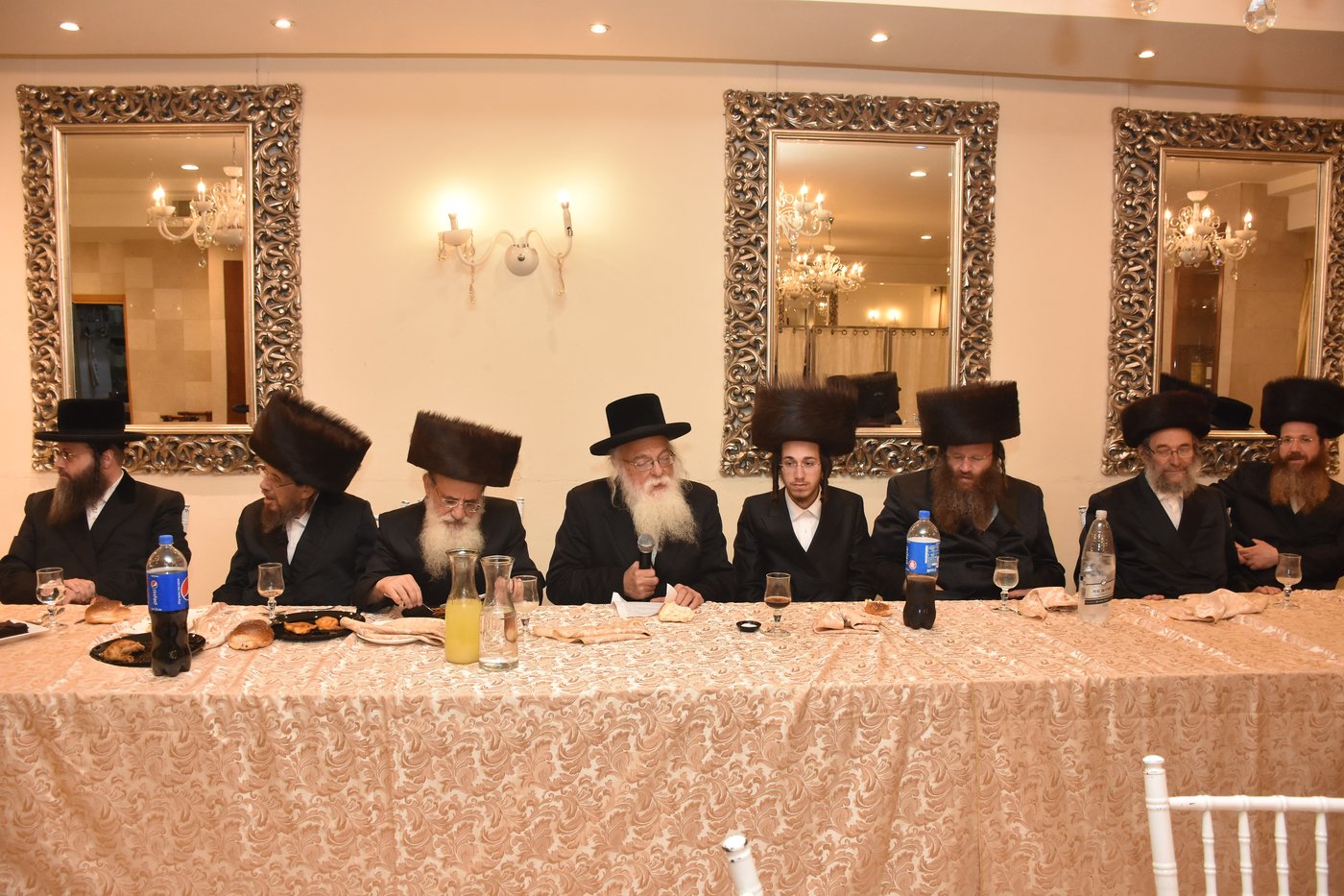 שבע ברכות לנכד רב הקהילה ונכדת האדמו"ר • צפו