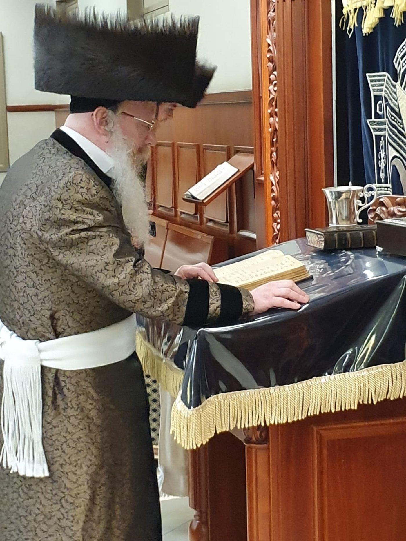 החסידים התרגשו: הסידור העתיק הגיע לידי הרבי