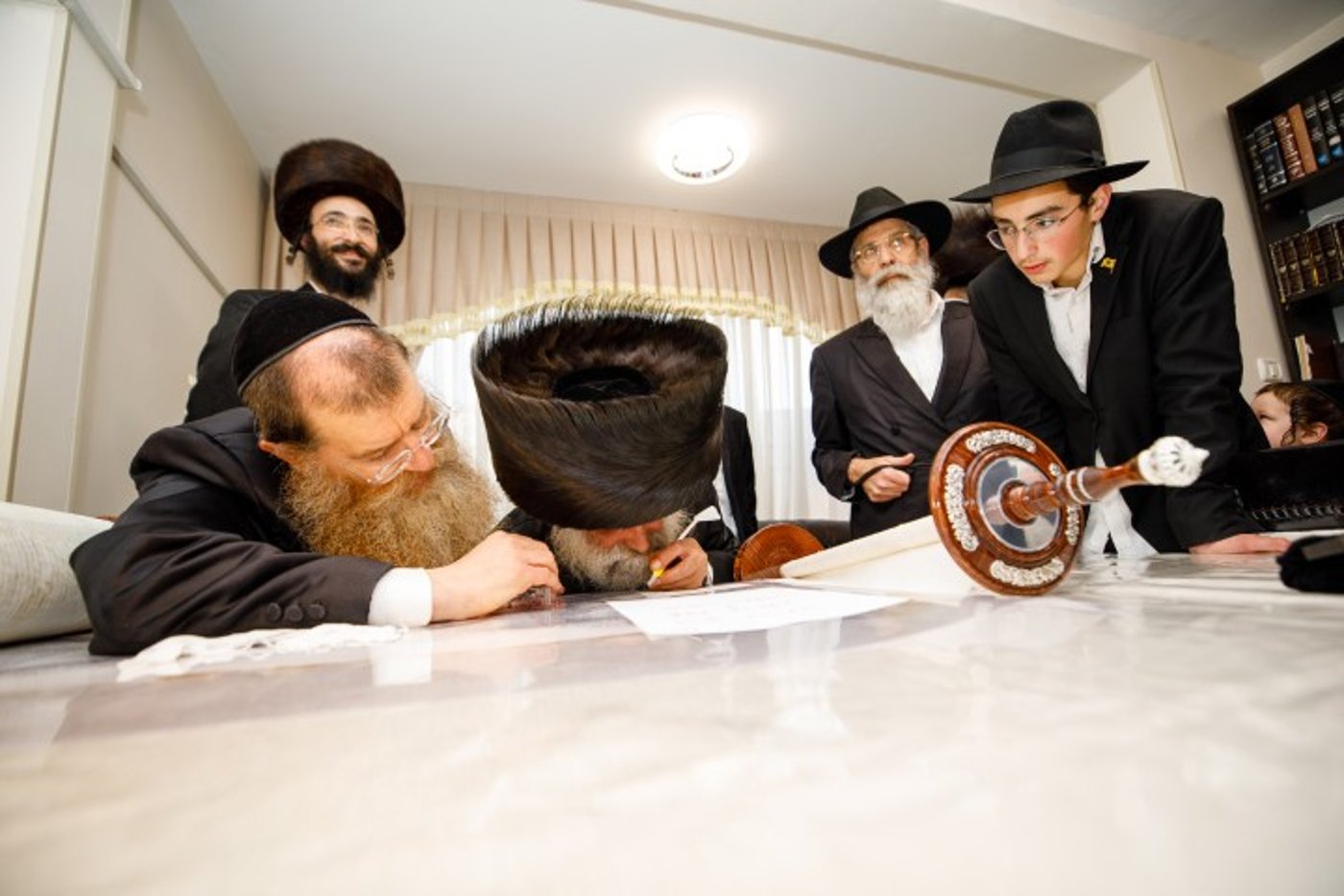 שישו ושמחו בביתר עילית: המונים בהכנסת ספר תורה לבית כנסת חב"ד