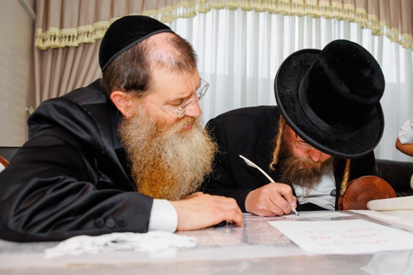 שישו ושמחו בביתר עילית: המונים בהכנסת ספר תורה לבית כנסת חב"ד