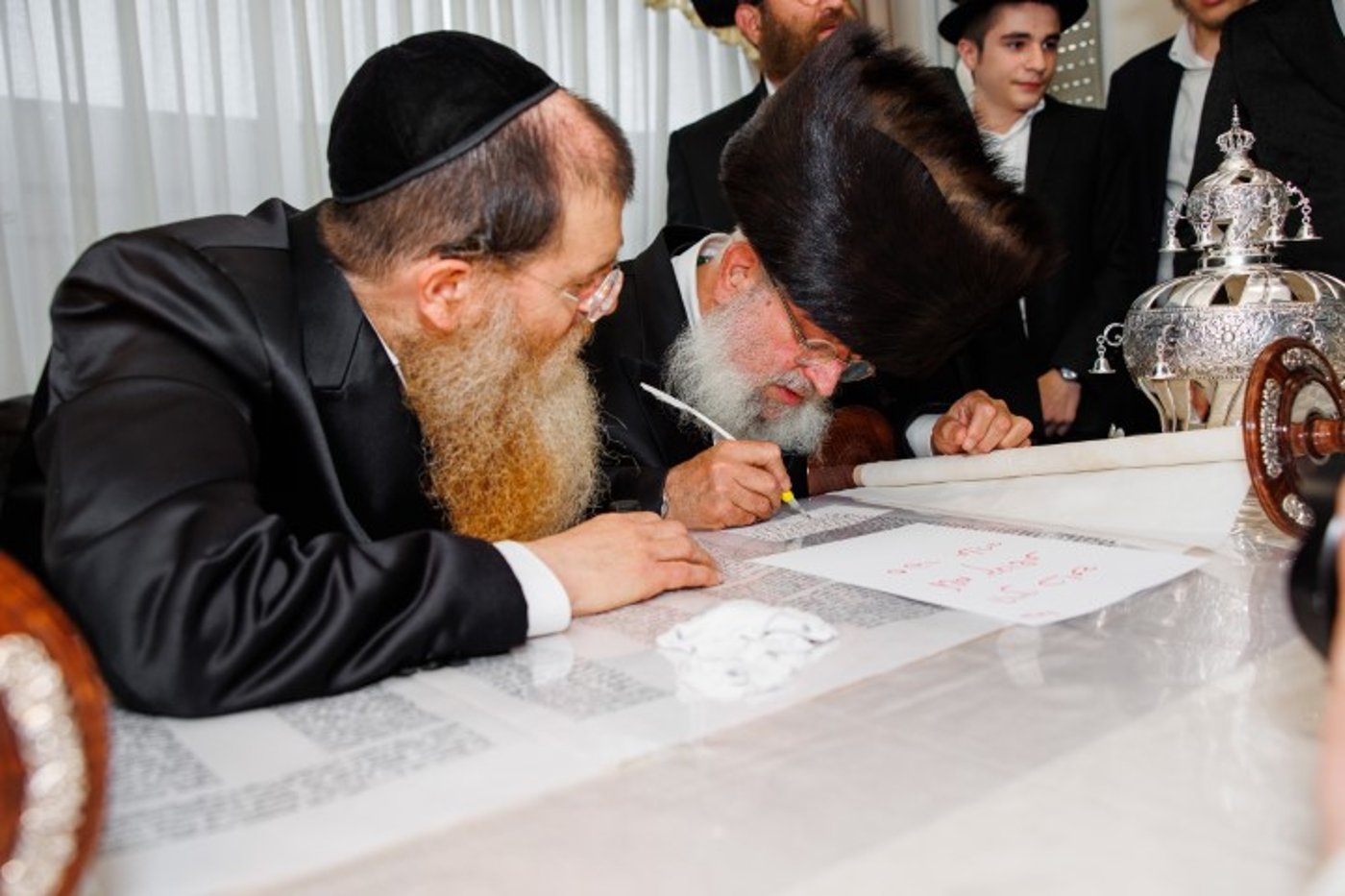 שישו ושמחו בביתר עילית: המונים בהכנסת ספר תורה לבית כנסת חב"ד