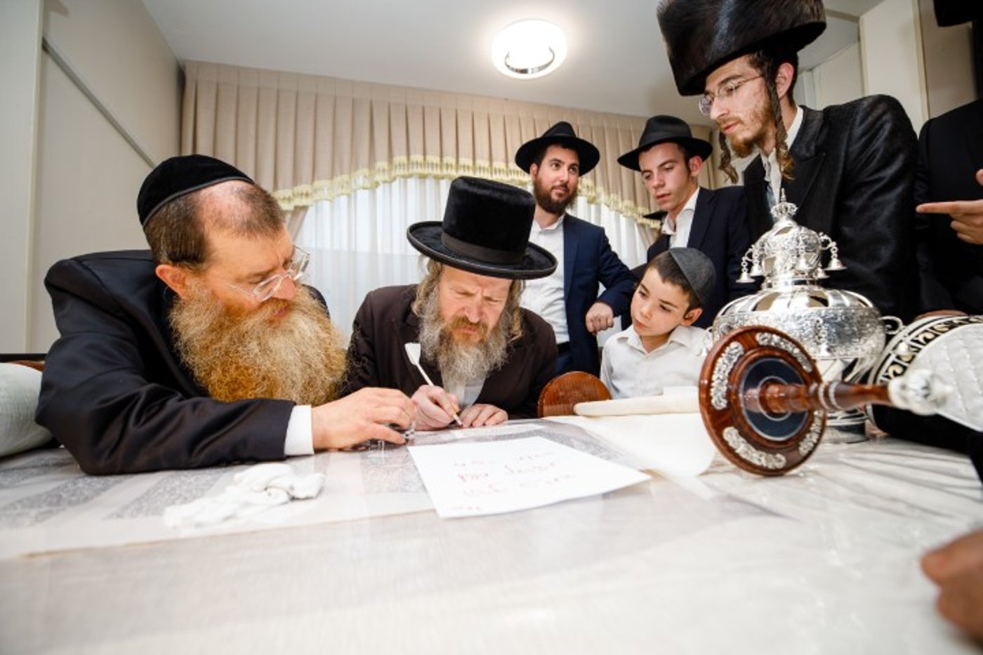 שישו ושמחו בביתר עילית: המונים בהכנסת ספר תורה לבית כנסת חב"ד