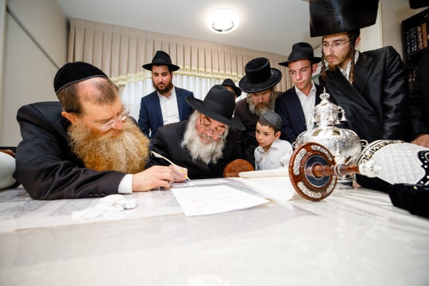 שישו ושמחו בביתר עילית: המונים בהכנסת ספר תורה לבית כנסת חב"ד