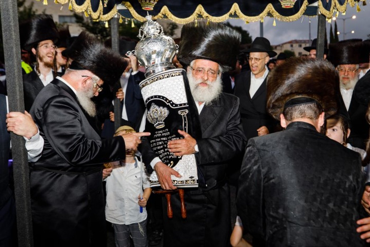 שישו ושמחו בביתר עילית: המונים בהכנסת ספר תורה לבית כנסת חב"ד