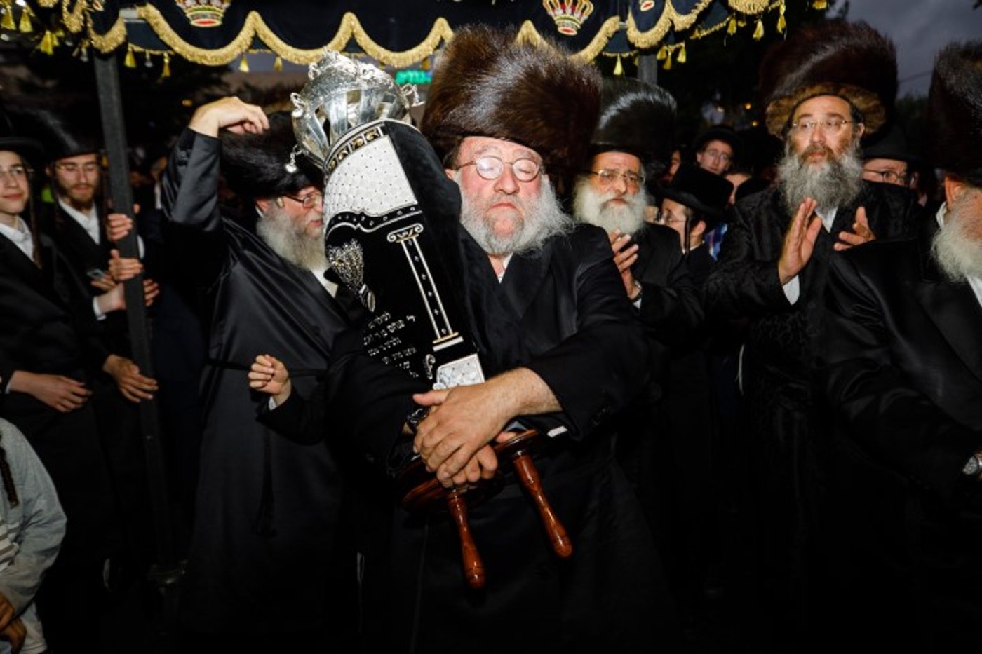 שישו ושמחו בביתר עילית: המונים בהכנסת ספר תורה לבית כנסת חב"ד
