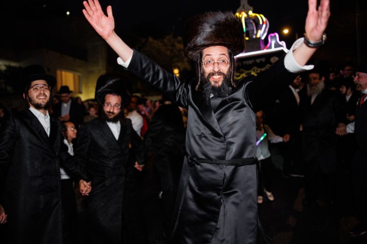 שישו ושמחו בביתר עילית: המונים בהכנסת ספר תורה לבית כנסת חב"ד