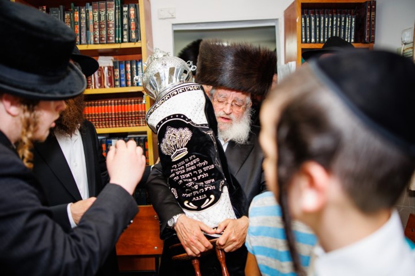 שישו ושמחו בביתר עילית: המונים בהכנסת ספר תורה לבית כנסת חב"ד