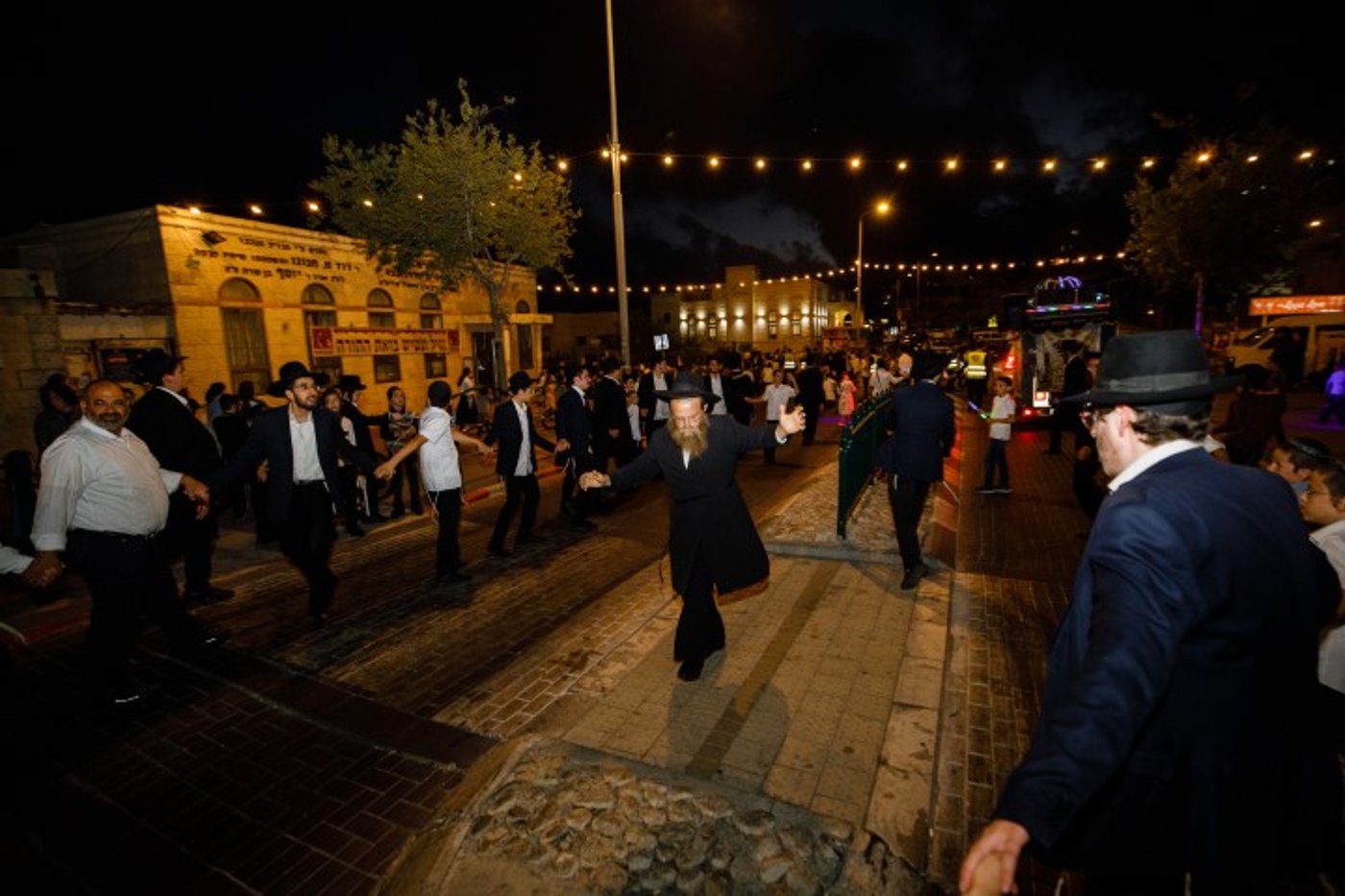 שישו ושמחו בביתר עילית: המונים בהכנסת ספר תורה לבית כנסת חב"ד