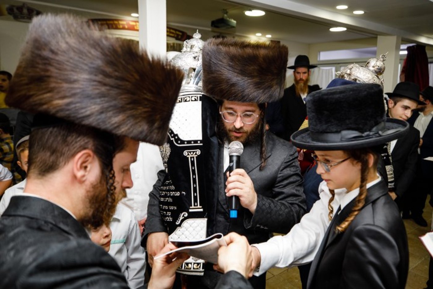 שישו ושמחו בביתר עילית: המונים בהכנסת ספר תורה לבית כנסת חב"ד