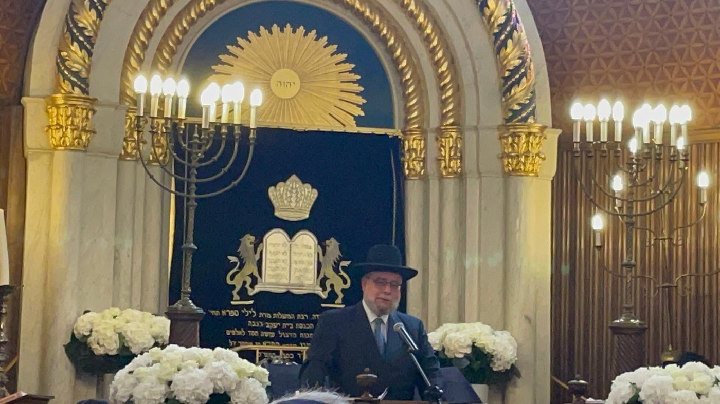 הגר"פ גולדשמידט הספיד את אשת המיליארדר • תיעוד